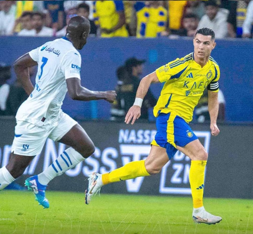 الهلال يخطف تعادلا ثمينا أمام مستضيفه النصر في قمة الدوري السعودي