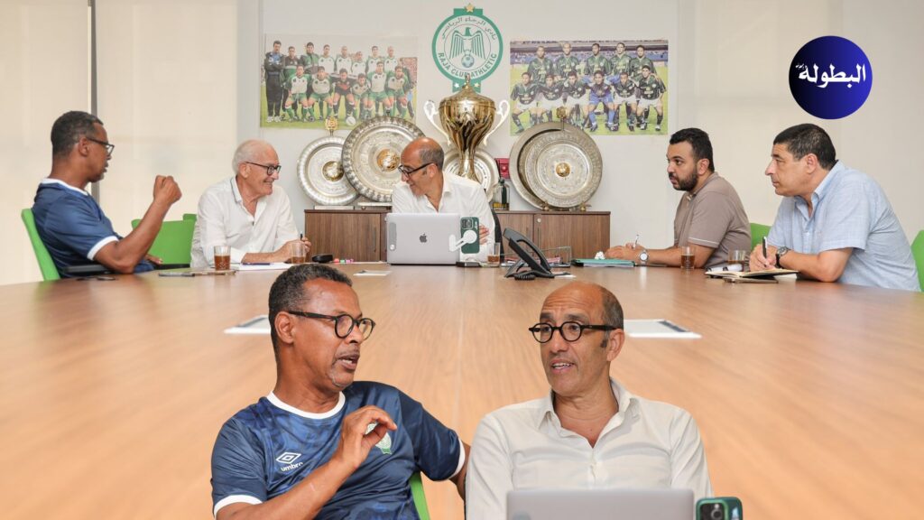 المكتب المديري لنادي الرجاء الرياضي برئاسة السيد جواد الزيات يعقد أول إجتماع مع مدرب الفريق لسعد الشابي من أجل التحضير للموسم  الجديد