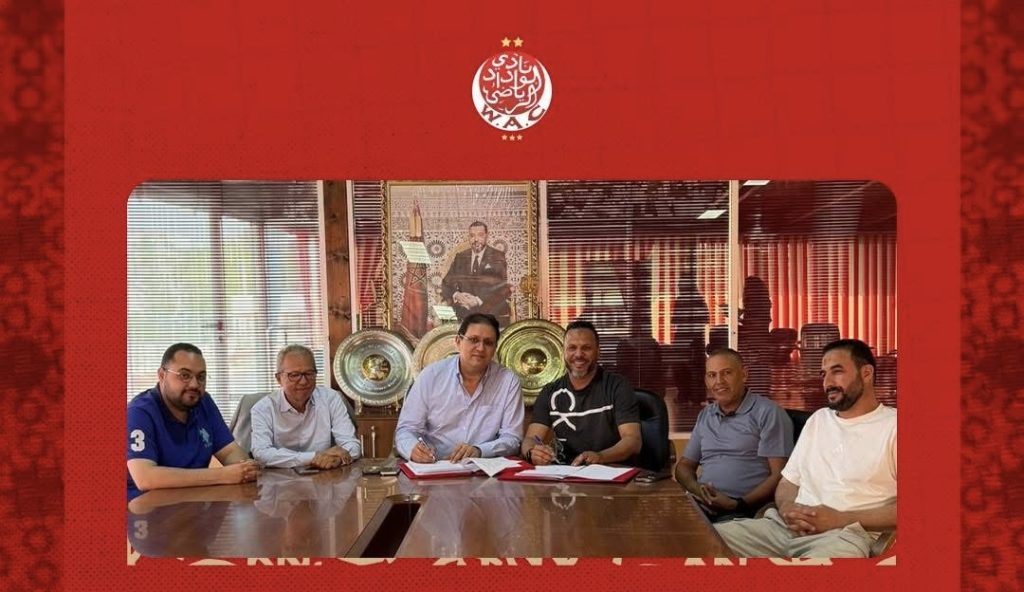 الوداد يفتح صفحة جديدة: محمد بنشريفة مدربًا إلى نهاية الموسم خلفًا لكارتيرون