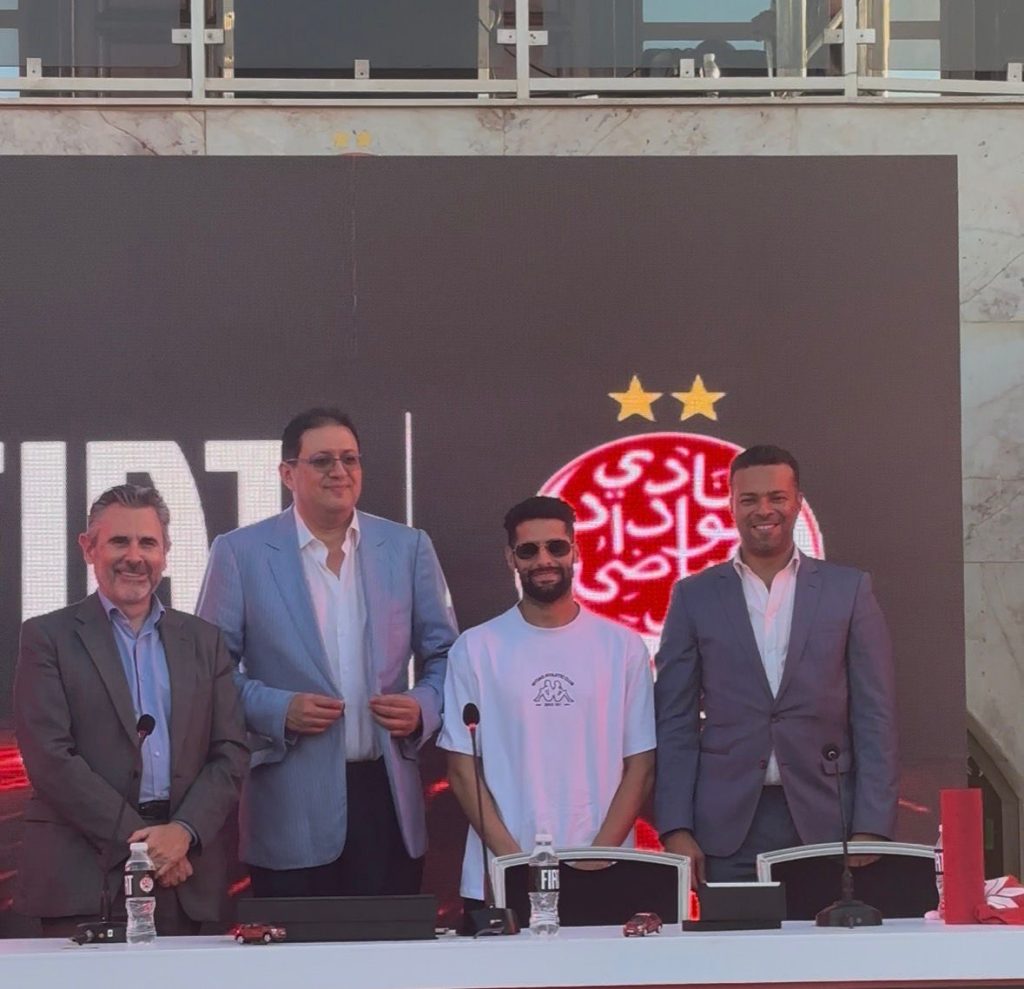 أيوب بوشتة يخطف الأنظار في حفل تقديم شراكة الوداد وFIAT