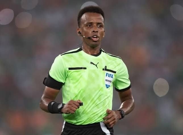 الحكم الصومالي عمر قرطان يقود إياب نهائي دوري الأبطال بين الجيش الملكي وصن داونز بالرباط